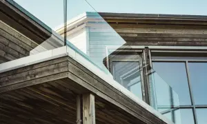 Fachada moderna con madera resistente y cristal.