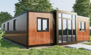 Casa moderna con revestimiento de madera compuesta, ventanas negras y puerta de cristal.