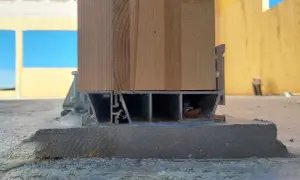 Detalle de cómo poner suelo de madera sobre cemento, mostrando la estructura de aluminio y madera sobre una base de hormigón.