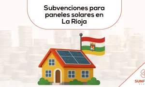 Casa con paneles solares y bandera de La Rioja, rodeada de pilas de monedas. Ayudas placas solares La Rioja.
