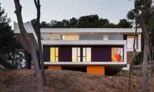 Casa moderna con voladizos y grandes ventanales, ideal para suelo rústico.