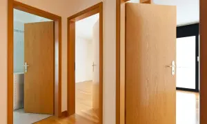 Pasillos con puertas de madera clara. Aprende como limpiar puertas de contrachapado para mantenerlas así de relucientes.