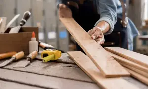 Manos expertas preparan madera para restaurar. Aprende como quitar pintura de la madera sin dañarla con estas herramientas.
