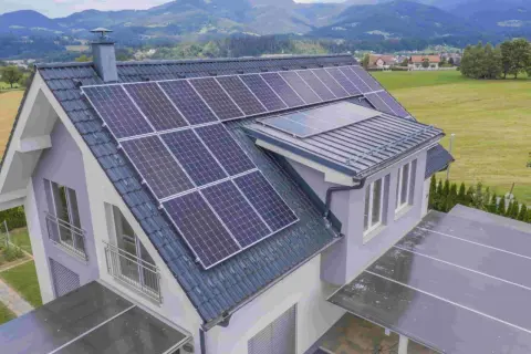 Tejado con paneles solares, ideal para calcular cuántas placas solares necesito para una casa de 200m2.