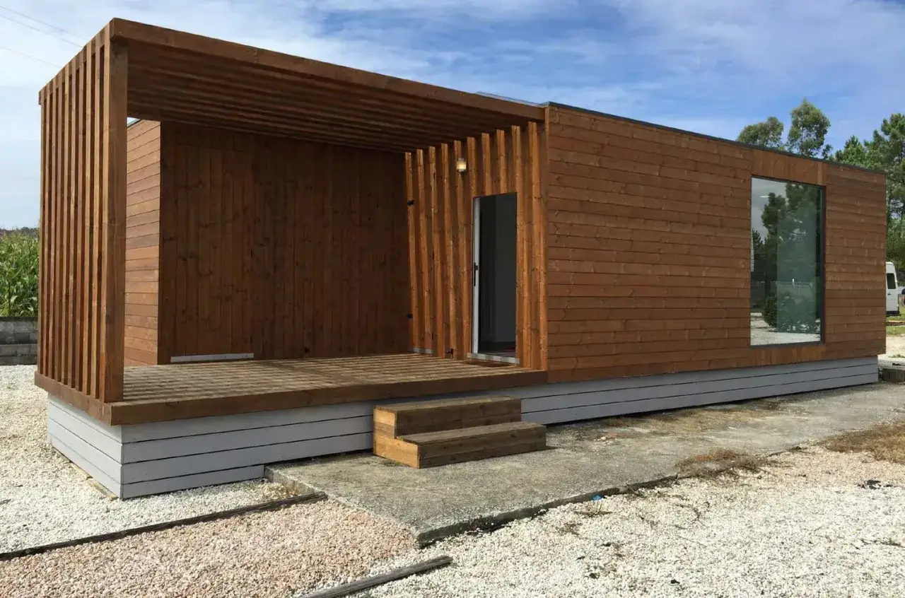 Moderna casa de madera con porche y gran ventanal. Ideal si pienso: 