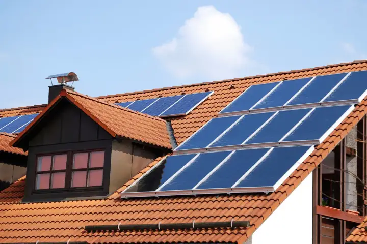 Tejas rojas con paneles solares. ¿Habrá una multa por poner paneles solares sin permiso?